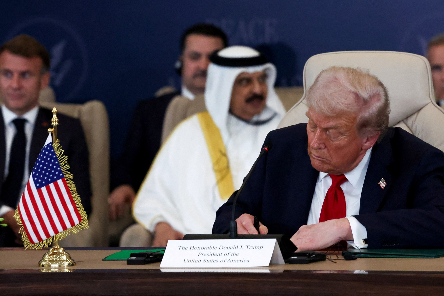 1788309-le-president-americain-donald-trump-signe-l-accord-de-paix-de-gaza-le-13-octobre-2025-a-charm-el-cheikh-en-egypte